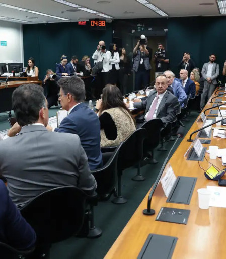  Pedido de vista adia votação da PEC do fim da escala 6X1