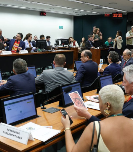Oposição critica PEC do fim da escala 6x1 durante votação na Comissão