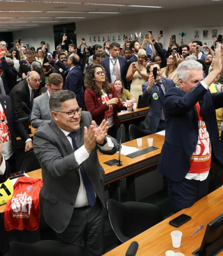 Comissão aprova relatório de PEC que acaba com escala 6X1