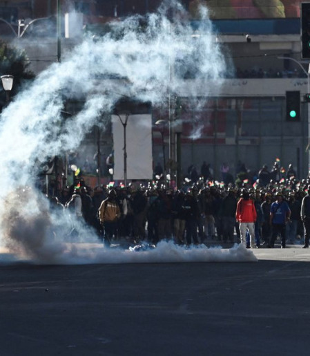 Em meio a protestos, Bolívia revoga lei que limitava estado de exceção
