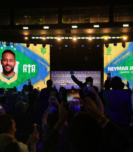 Neymar não treina em apresentação e preocupa a duas semanas da Copa