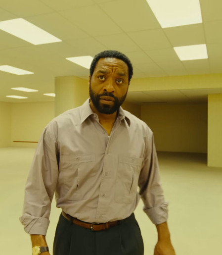 Chiwetel Ejiofor protagoniza Backrooms: Um Não-Lugar, filme 
que cria uma atmosfera claustrofóbica e perturbadora