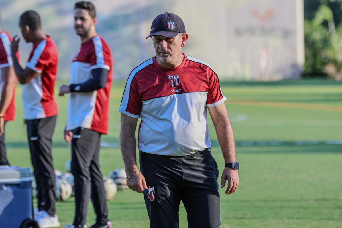 Claudio Tencati começa a ser questionado por parte da torcida tricolor