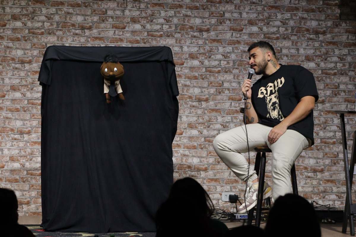 Magno Martins (à dir.) ao lado do fantoche 'Pastor Machado'