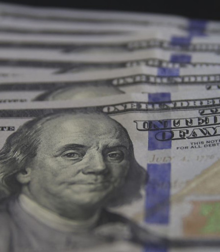 Dólar cai para R$ 5,03 com alívio geopolítico e foco nos EUA