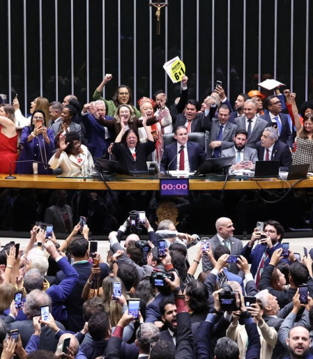 Saiba como votaram os deputados na PEC que acaba com a escala 6x1