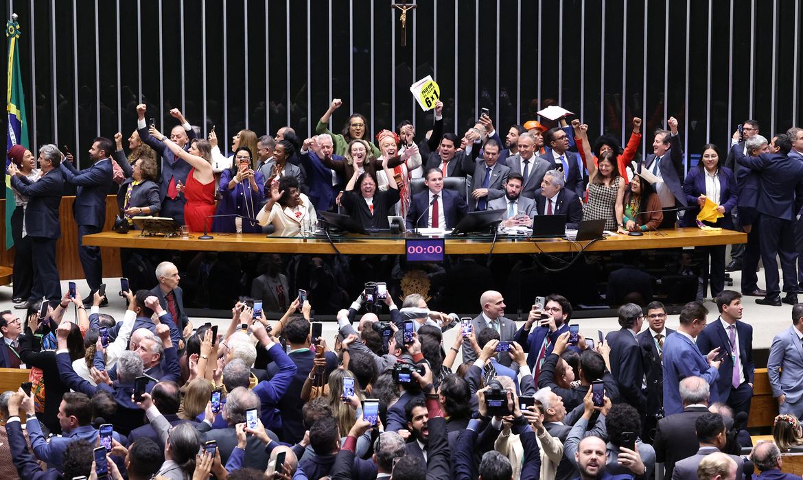 Saiba como votaram os deputados na PEC que acaba com a escala 6x1
