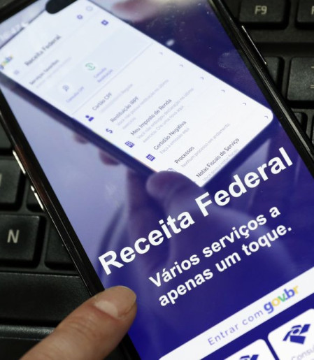 Receita paga nesta sexta maior lote de restituição do IR da história