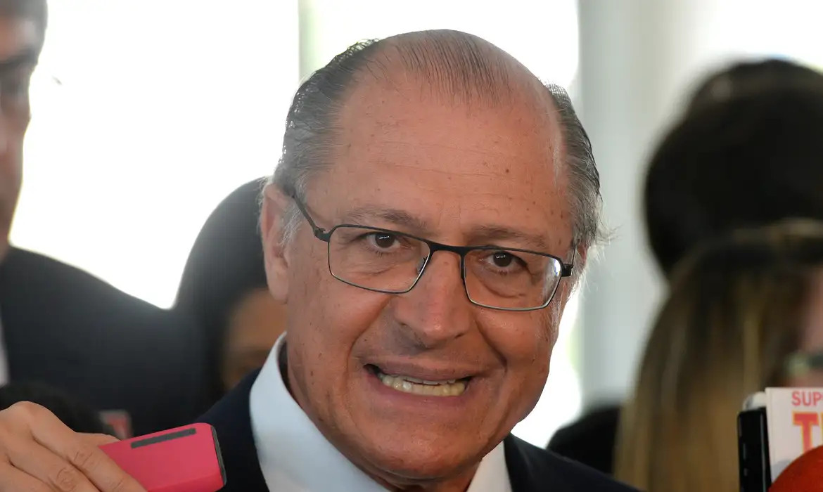 É factoide do clã Bolsonaro para desviar do caso Master, diz Alckmin  