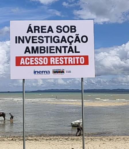 Comunidade na orla baiana sofre há 100 dias com contaminação da praia