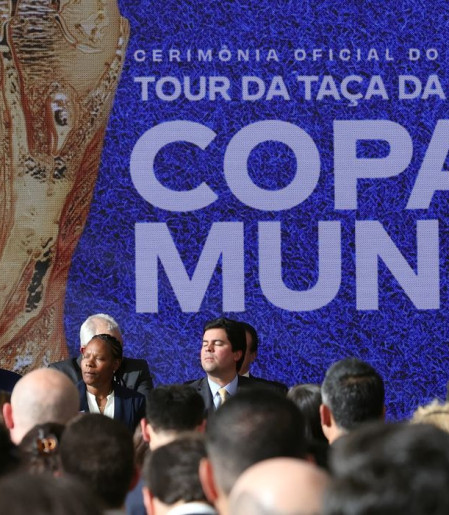 Lula sanciona lei da Copa do Mundo Feminina e reconhece pioneiras