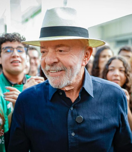 "Quem tinha que aumentar a taxa seríamos nós", diz Lula sobre EUA