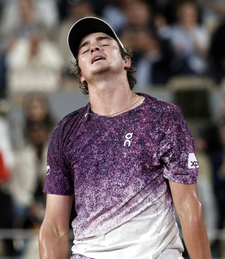 João Fonseca luta, mas dá adeus a Roland Garros após revés para Mensik