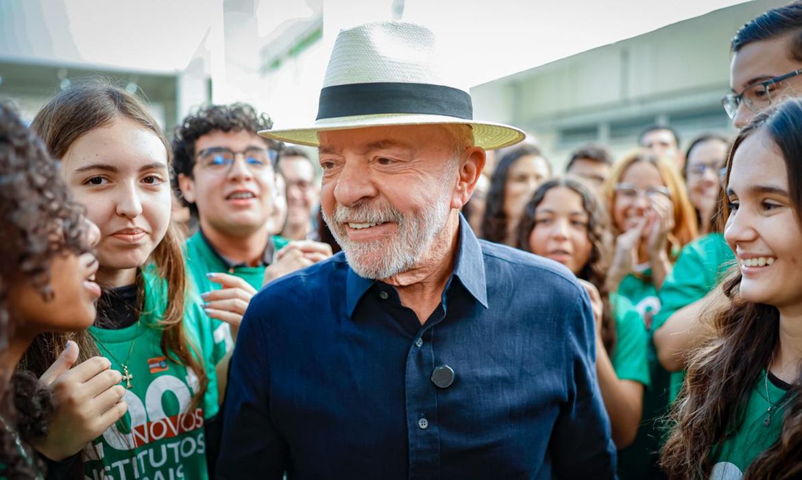 "Quem tinha que aumentar a taxa seríamos nós", diz Lula sobre EUA