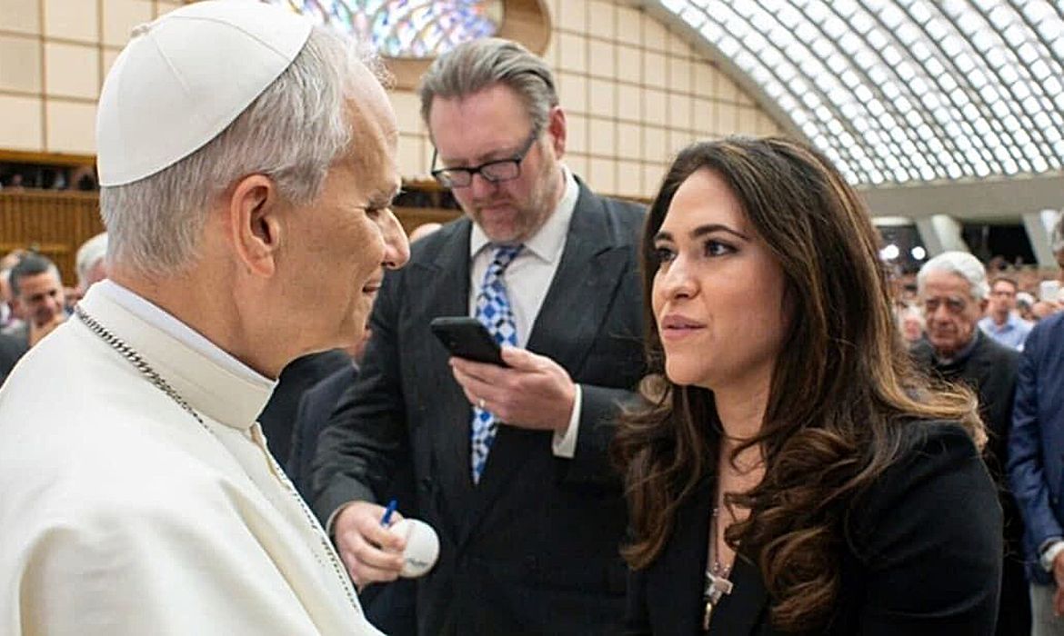 Papa nomeia primeira mulher para liderar comunicações do Vaticano