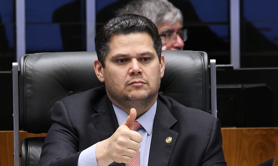 Alcolumbre sugere melhorar 6x1 e quer passar PEC por comissões