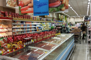 Produtos em exposição em supermercado: cesta básica tem novo aumento