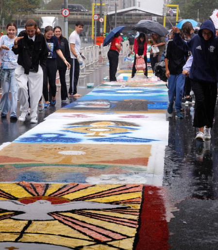 Fiéis enfrentam chuva para fazer tapetes de Corpus Christi no Rio