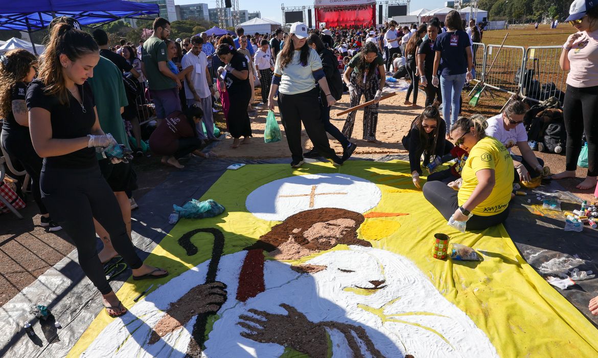 Jovens no DF se unem por tapetes de Corpus Christi e jejum de telas