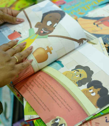 Bienal nas Escolas entra em clima de Copa para estimular leitura no RJ