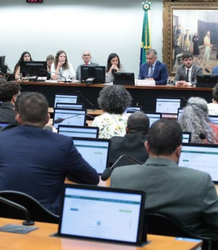 Deputados votam redução da maioridade penal em comissão  