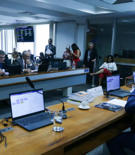 Senadores discutem ritmo de tramitação da PEC do fim da escala 6x1