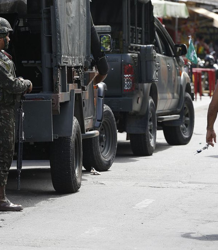 Polícia faz ação para cumprir 56 mandados de prisão na Maré, no Rio