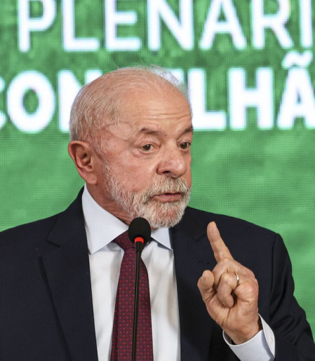 Governo estuda devolução de celular roubado nos Correios, diz Lula