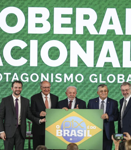 "Brasil não abaixa a cabeça", diz Durigan ao defender soberania e Pix