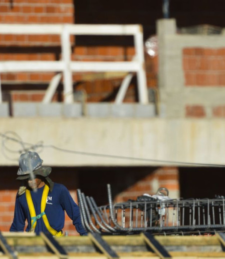 Construção empregou 2,5 milhões e pagou média de 2,1 salários mínimos