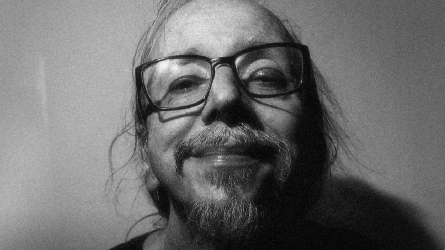 Rogerio Skylab compartilha reflex&otilde;es sobre cria&ccedil;&atilde;o art&iacute;stica e sua produ&ccedil;&atilde;o musical