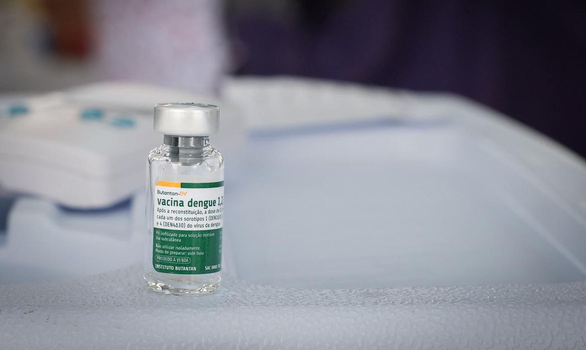 Butantan mantém estudo sobre vacina da dengue em idosos