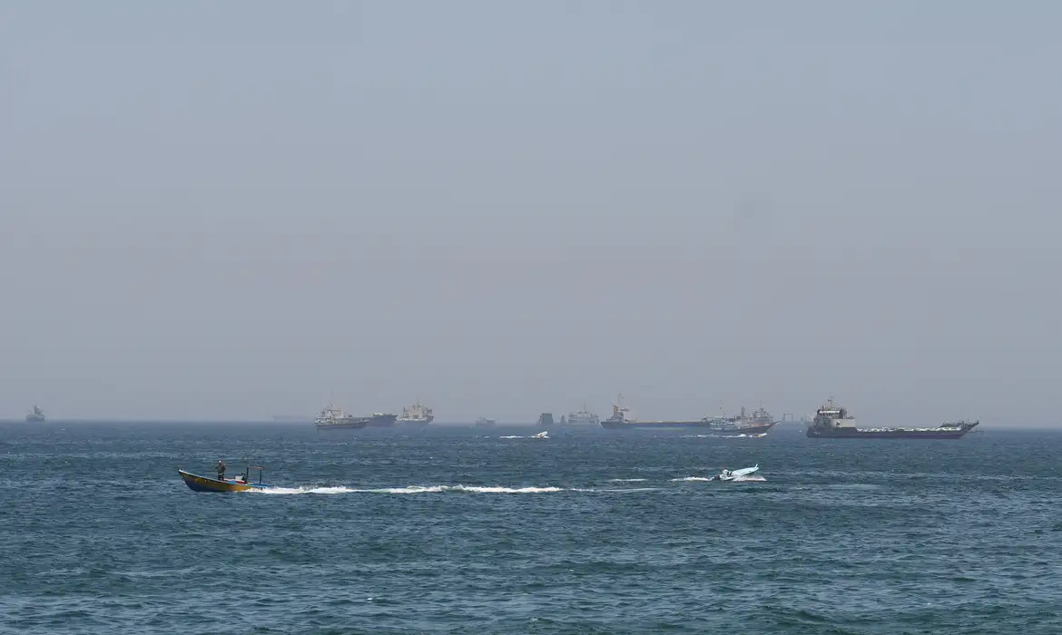 EUA lançam novos ataques contra Irã; forças iranianas fecham Ormuz
