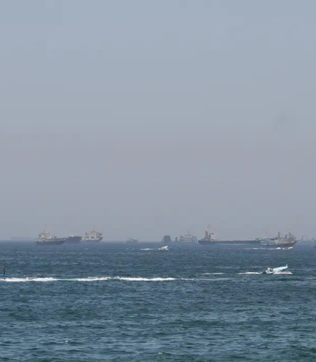 EUA lançam novos ataques contra Irã; forças iranianas fecham Ormuz