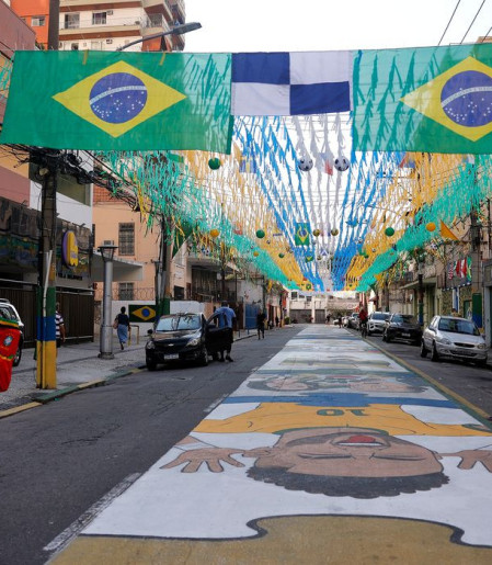 Ruas decoradas para Copa do Mundo reforçam vínculo comunitário no Rio