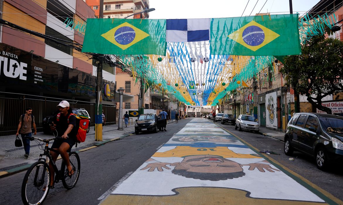 Ruas decoradas para Copa do Mundo reforçam vínculo comunitário no Rio