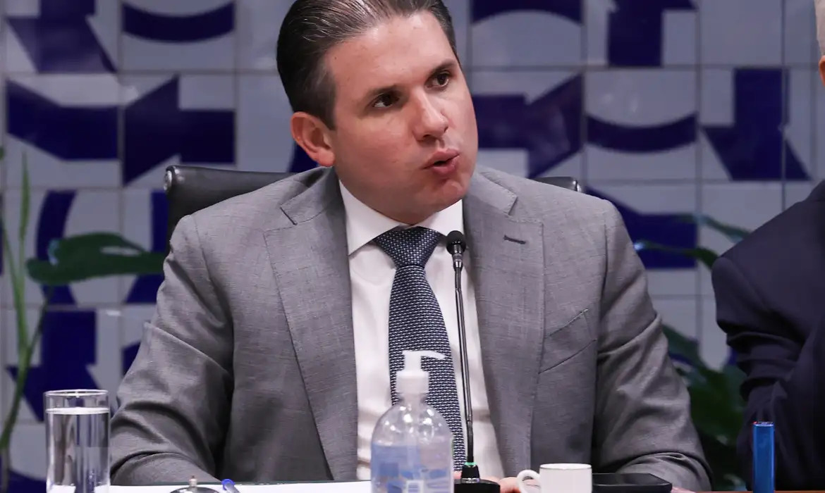 Motta convoca reunião de líderes para votar PL do fim da escala 6x1