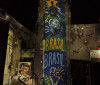 Pintura ressignifica rua marcada por operação letal no Rio de Janeiro