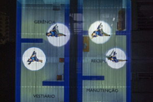 O projeto utiliza a verticalidade dos edifícios para criar a sensação de corpos em movimento