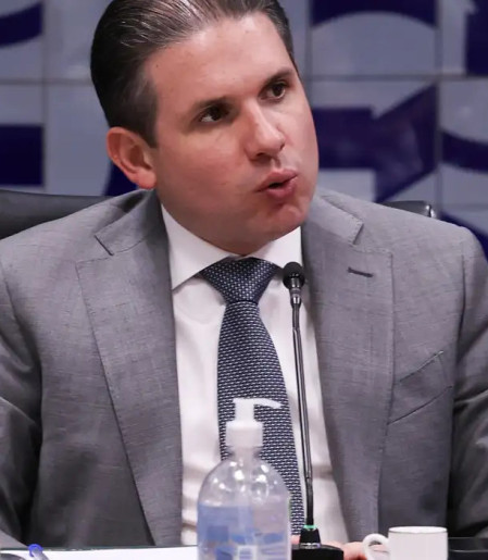 Motta convoca reunião de líderes para votar PL do fim da escala 6x1
