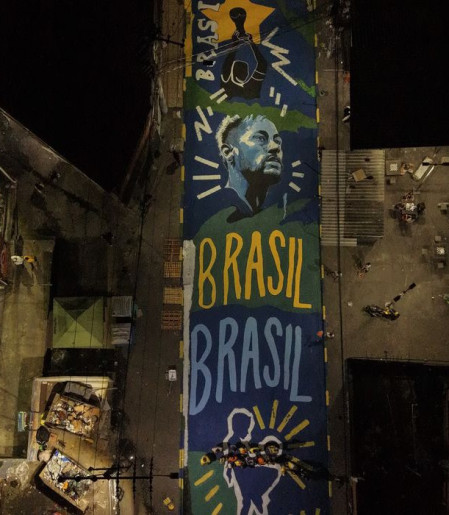 Pintura ressignifica rua marcada por operação letal no Rio de Janeiro