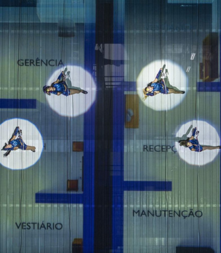 O projeto utiliza a verticalidade dos edifícios para criar a sensação de corpos em movimento