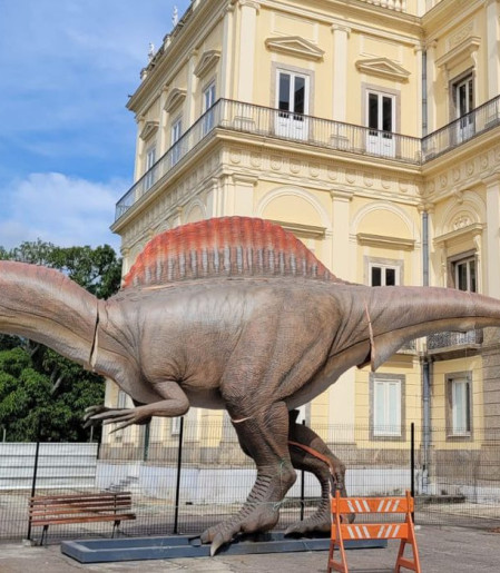 Museu Nacional ganha réplica de dinossauro brasileiro com 15 metros