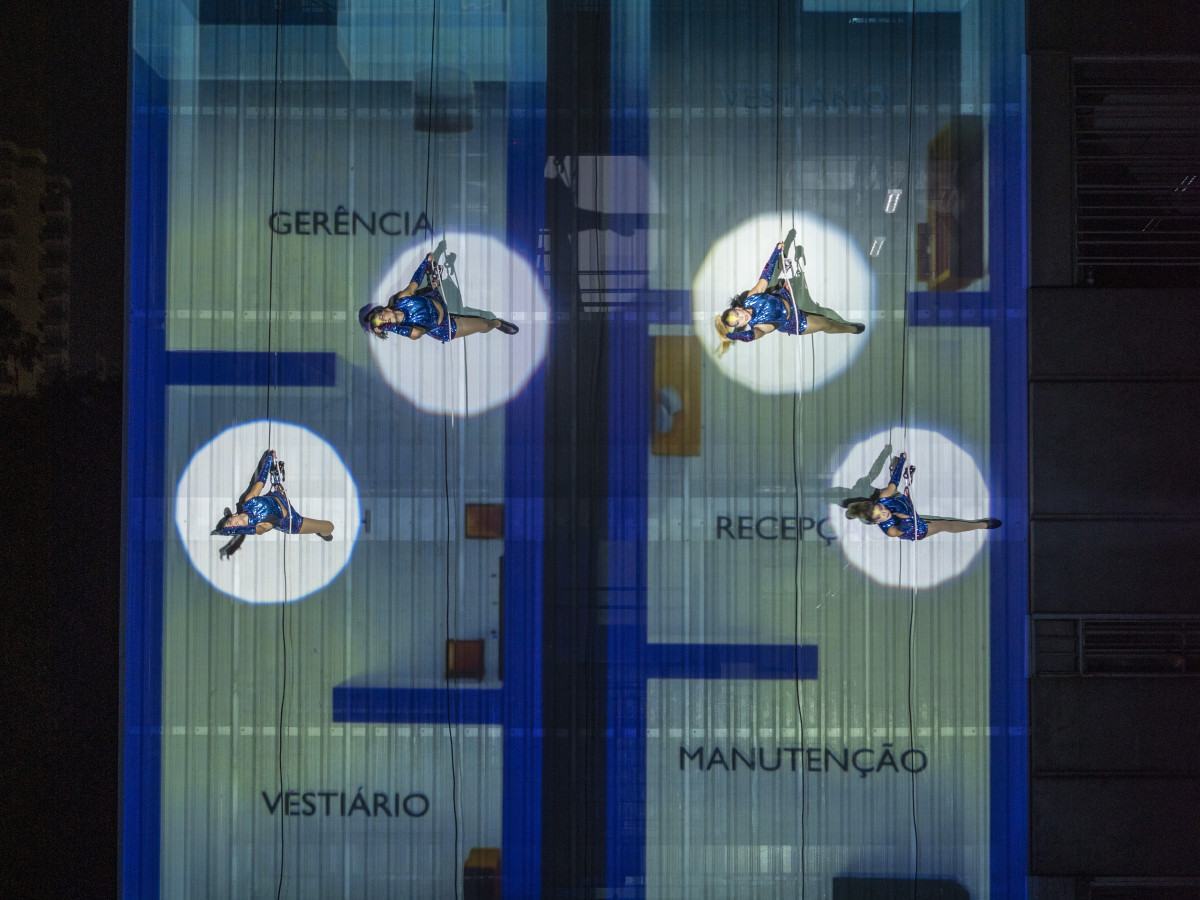 O projeto utiliza a verticalidade dos edifícios para criar a sensação de corpos em movimento
