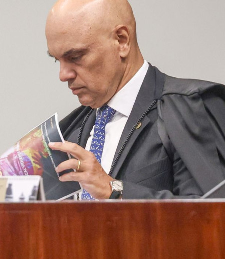 Moraes dá 24 horas para Bolsonaro explicar arma apreendida em blitz