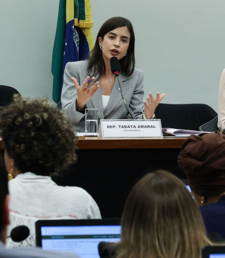 Proposta que criminaliza misoginia avança na Câmara dos Deputados