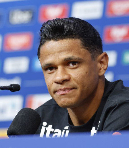 Aposta de Ancelotti, Douglas Santos explica apoio tático a Vini Jr.