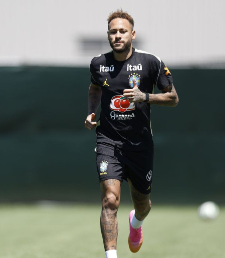 Neymar vai a campo pela primeira vez em treino da seleção brasileira