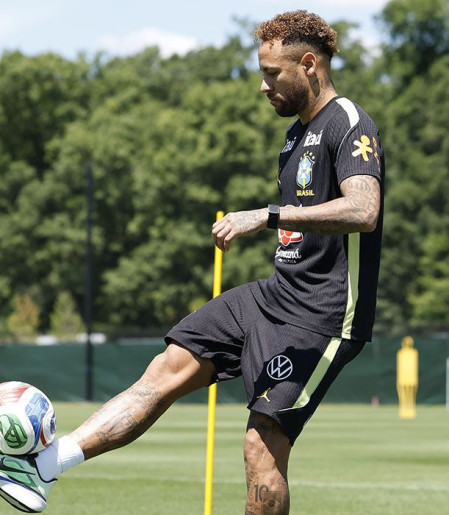 Neymar volta a treinar com a seleção a 2 dias do jogo contra o Haiti