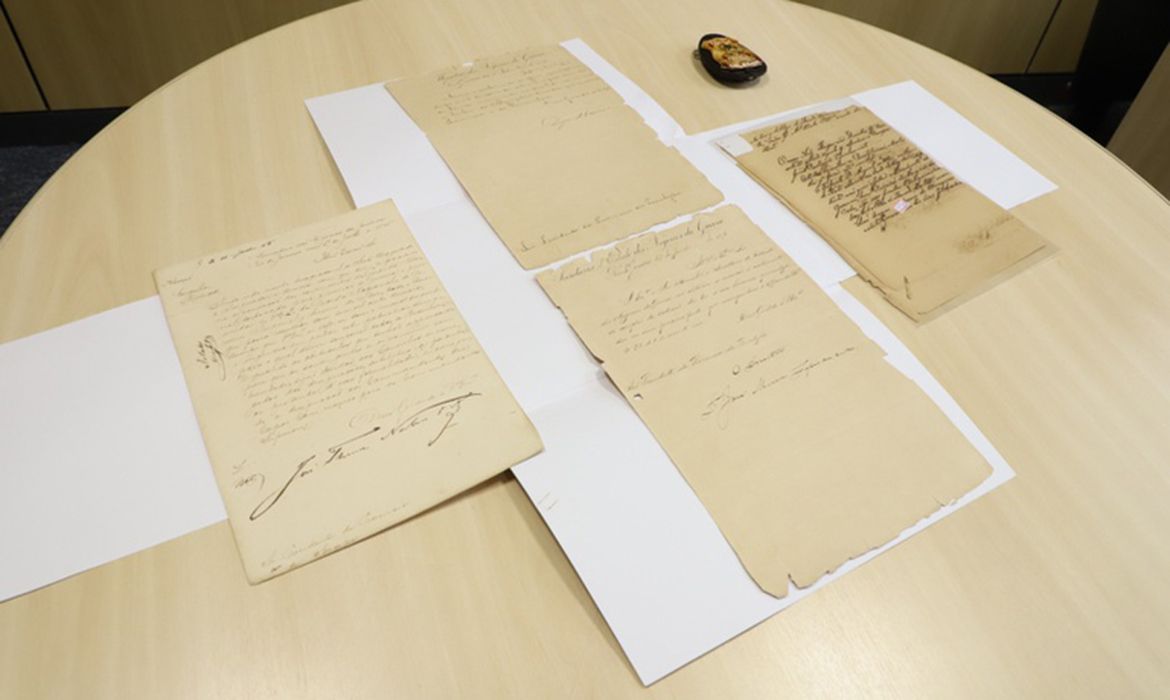 PF restitui documentos imperiais brasileiros ao Arquivo Nacional